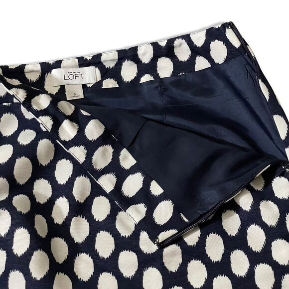 LOFT ANN TAYLOR Textured Navy Skirt W/ Eggshell Polkadots, Hand pockets, Size 6 - Picture 3 of 6